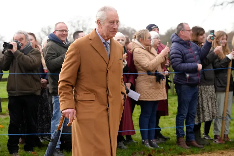 山均漢姆堡當地民眾聚集在教堂附近，等候英王查理三世等王室成員出現。美聯社