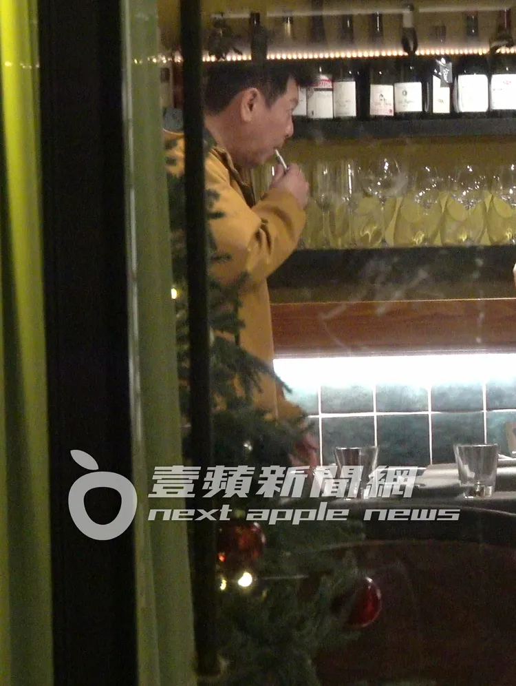 庹宗康趁著一不注意，又悄悄拿起加熱電子菸抽了幾口。特勤中心攝