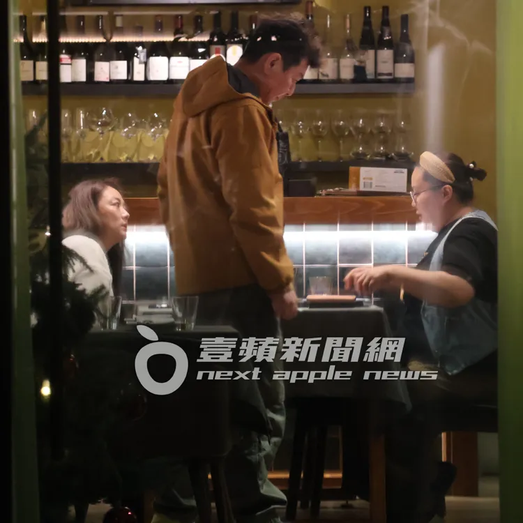 庹宗康（中）一臉無奈表情轉頭，小15歲嫩妻「關島妹」Kiki則繼續聽友人發言。特勤中心攝