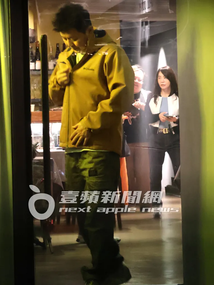 庹宗康（左）陪著「關島妹」辣妻Kiki談完事情，一看到柴智屏就立刻轉身走到門口，拉外套拉鍊。特勤中心攝