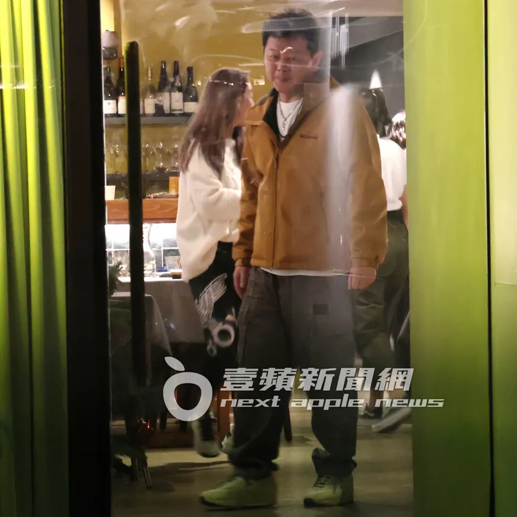 庹宗康（中）陪著小15歲關島嫩妻Kiki來談事情，一結束立馬轉身就走，急著想要離開。特勤中心攝