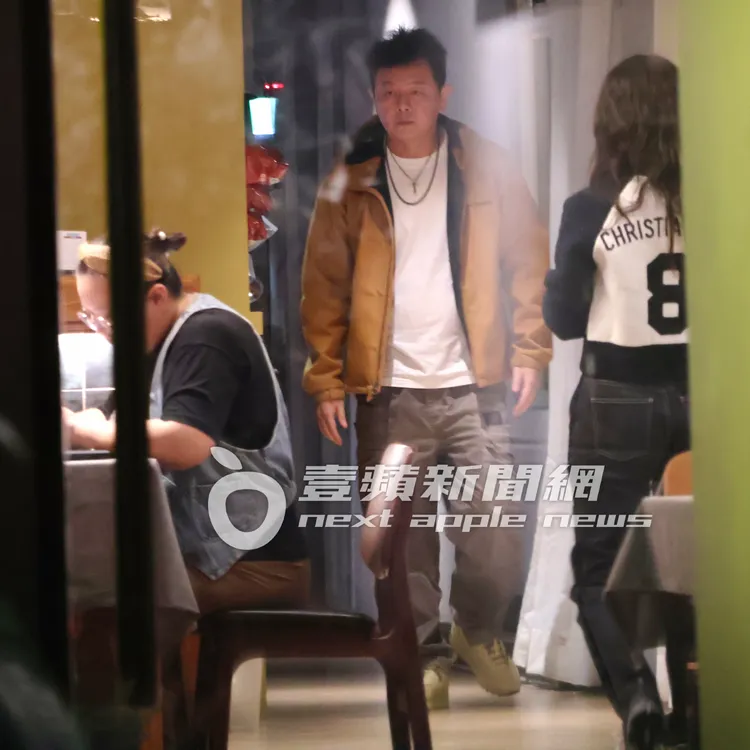 庹宗康（中）上完廁所，板著一張撲克臉，面無表情和柴智屏擦肩而過，視而不見的模樣「零互動」。特勤中心攝