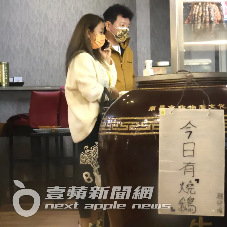 庹宗康（右）與擁有32F魔鬼身材的關島老婆Kiki，走到附近買2盒燒臘便當。特勤中心攝