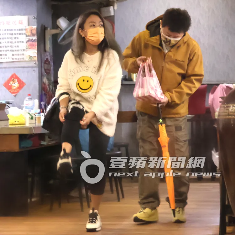 庹宗康（右）與結婚11年的「關島妹」Kiki，買完2盒燒臘便當後繼續覓食。特勤中心攝