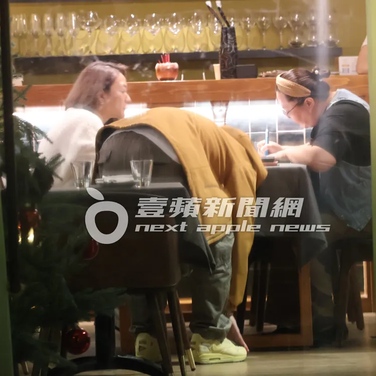 庹宗康（中）聽到一半索性彎腰擦鞋子打發時間，嫩妻「關島妹」Kiki眼睜睜看著女友人寫上白紙黑字。特勤中心攝