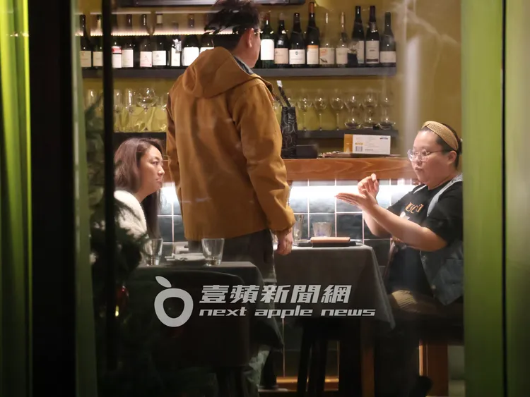 庹宗康小15歲老婆「關島妹」Kiki（左），抿嘴和老公聽女友人口沫橫飛講得頗為激動，一臉無奈的表情。特勤中心攝