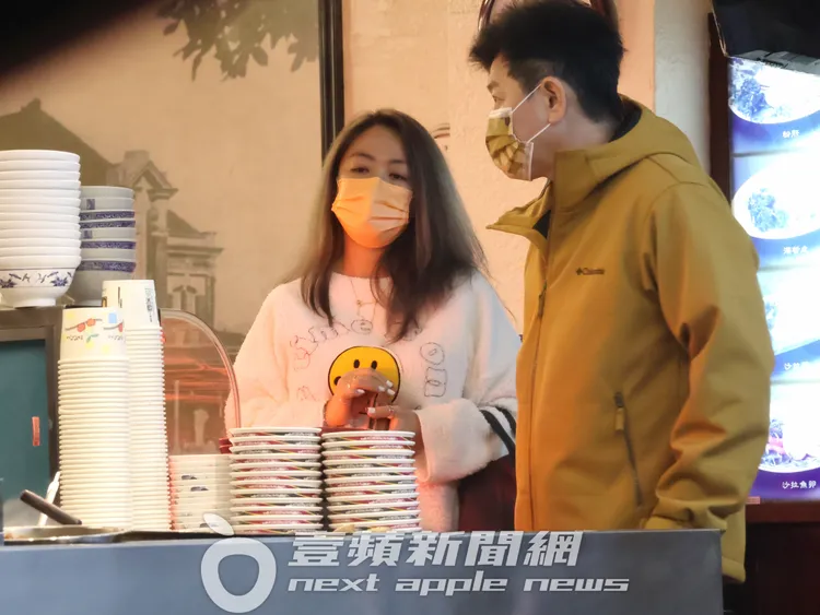 庹宗康（右）與32F身材火辣的「關島妹」Kiki，繼續到廖嬌米粉湯買晚餐。特勤中心攝