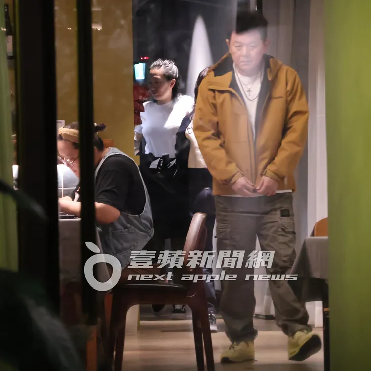 庹宗康（右）跟柴智屏擦肩而過，板著一張撲克臉，毫無交集「零互動」。特勤中心攝