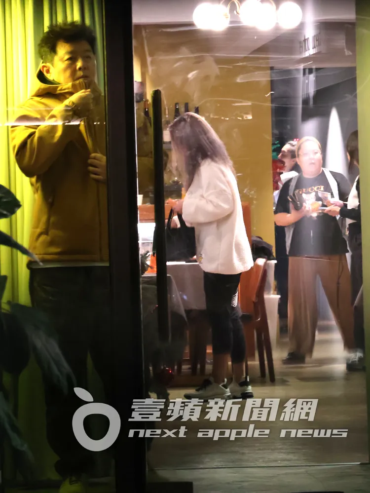 庹宗康（左）拉上外套拉鍊，站在門口等老婆Kiki，一副歸心似箭的樣子。特勤中心攝