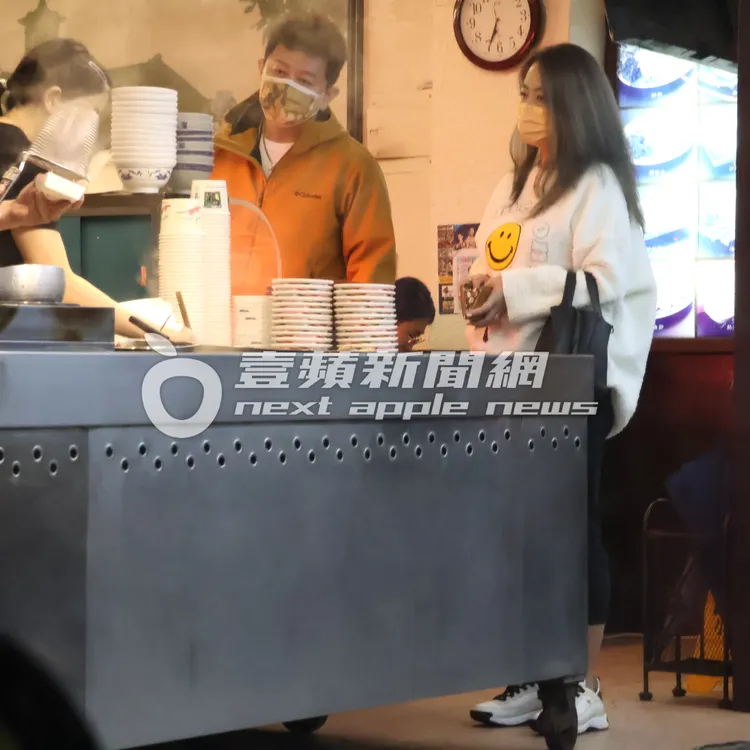 庹宗康（左）和穿著香奈兒球鞋的小15歲關島辣妻Kiki，在廖嬌米粉湯等待餐點。特勤中心攝