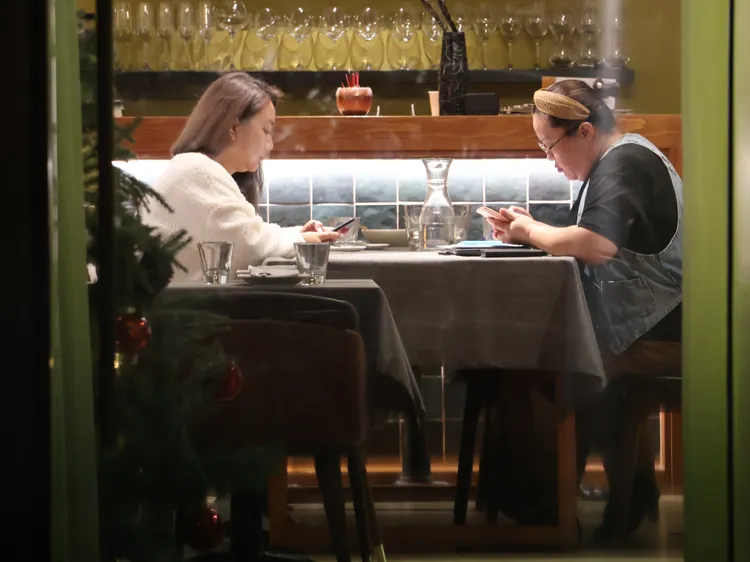 庹宗康疑似尿遁發作跑去廁所，留下辣妻「關島妹」Kiki跟女友人繼續談事情。特勤中心攝