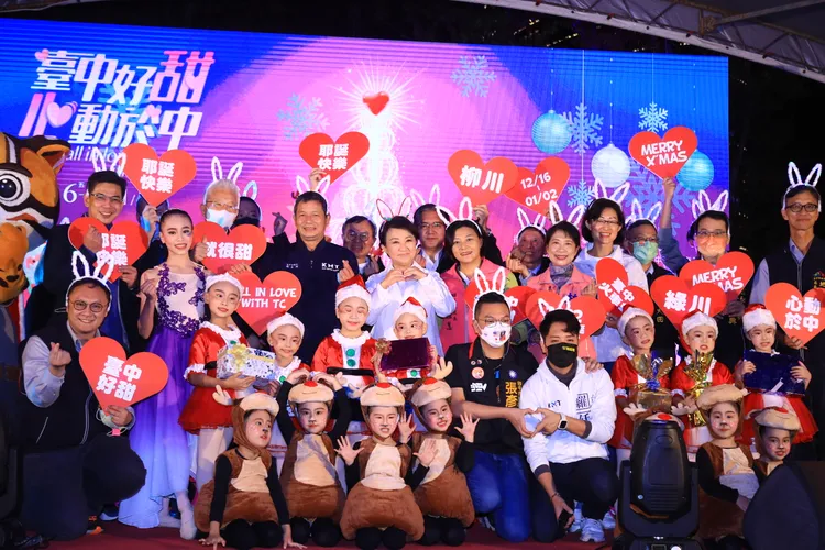 台中市長盧秀燕今晚到台中火車站前廣場親自主持耶誕點燈活動。曾雪蒨攝