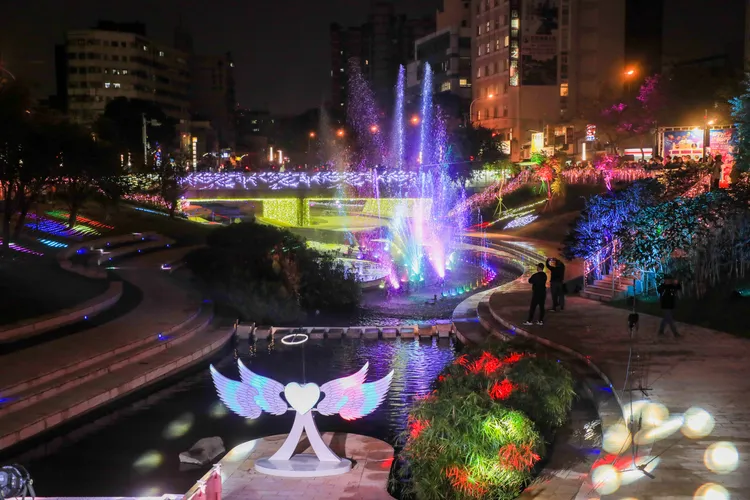 柳川水舞是台中好甜耶誕嘉年華的亮點之一。市府提供