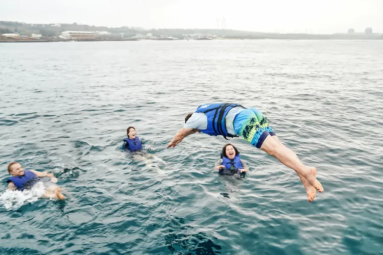 徐乃麟大秀泳技，魚躍式跳入海中。東森綜合提供