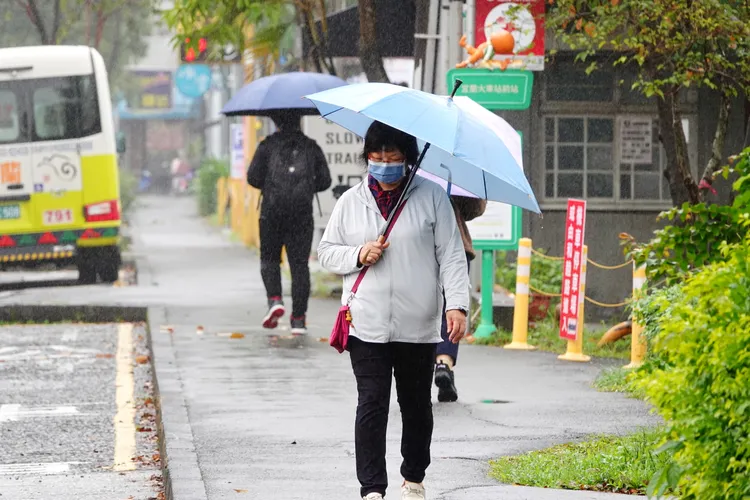 民眾外出仍習慣配戴口罩。林泊志攝