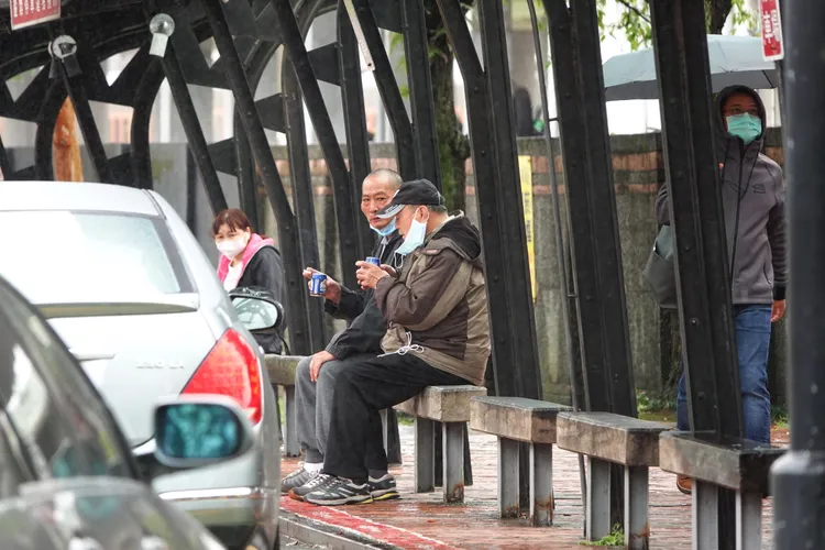 民眾外出仍習慣配戴口罩，僅在飲食時會脫下。林泊志攝