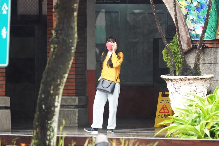 民眾外出仍習慣配戴口罩。林泊志攝