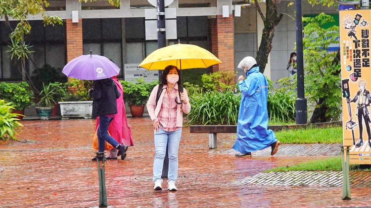 民眾外出仍習慣配戴口罩。林泊志攝