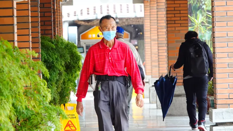 民眾外出仍習慣配戴口罩。林泊志攝