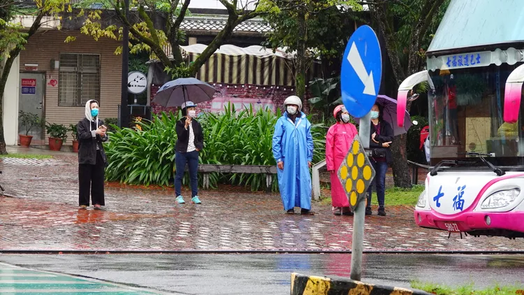 《壹蘋》觀察，口罩禁令今天解除，但民眾外出還是習慣戴口罩。林泊志攝