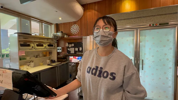 許小姐說已經戴習慣了，而且戴口罩還可以避免其他疾病。林泊志攝