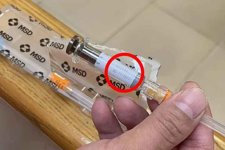 疫苗有效期限是11/30，明顯過期。翻攝爆料公社
