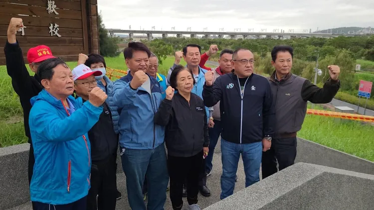 地方各級民代今天上午前往親水廊道，嚴正表態反彈太陽能設施立場。謝清輝提供