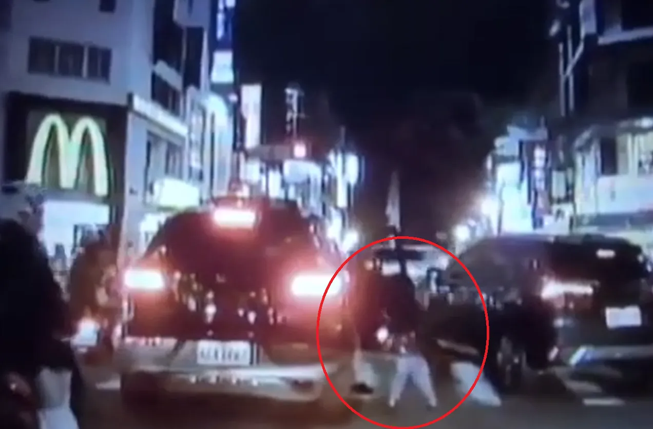 幼童被拖出車外，害怕的拼命抓住婦人。翻攝爆料公社