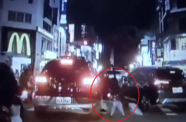 幼童被拖出車外，害怕的拼命抓住婦人。翻攝爆料公社