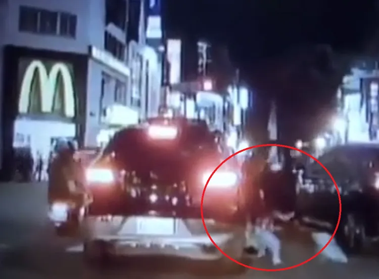 警方將通知車主到案，釐清是否有構成違反兒少法問題。翻攝爆料公社