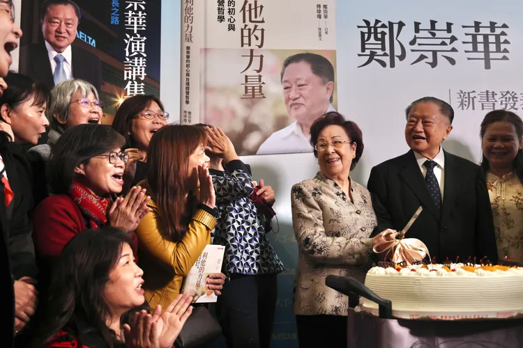 台達電創辦人鄭崇華與夫人一同出席新書發表。林林攝