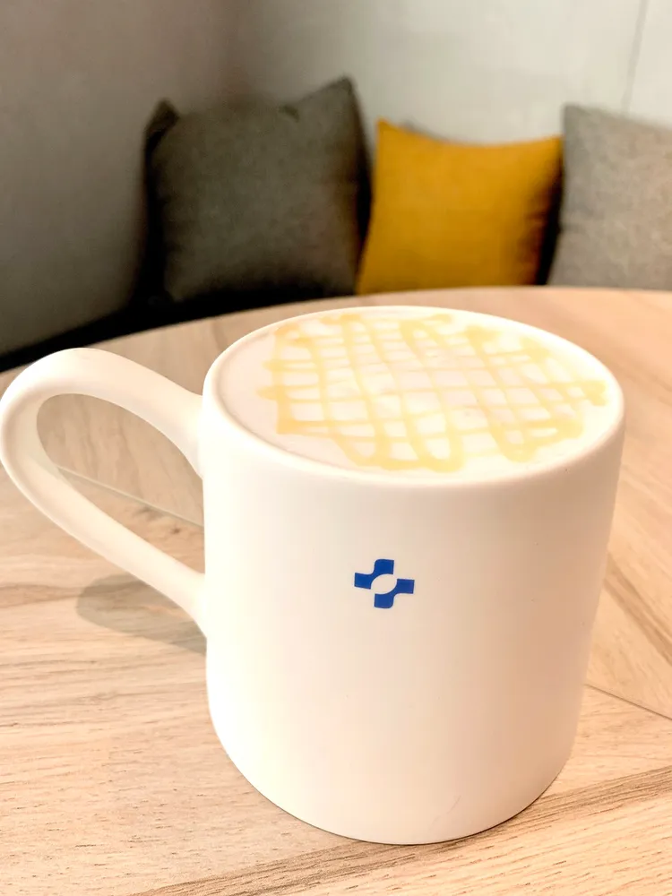 西班牙拿鐵，中杯160元，大杯180元。劉欣欣攝