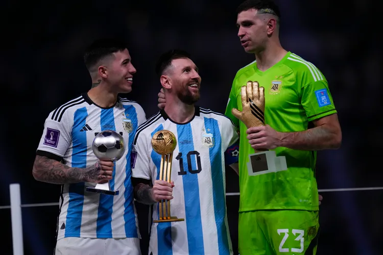 阿根廷門將馬蒂內茲（右起）拿下「金手套獎」、梅西獲得「金球獎」，21歲的費南德茲則獲選為最佳年輕球員。美聯社