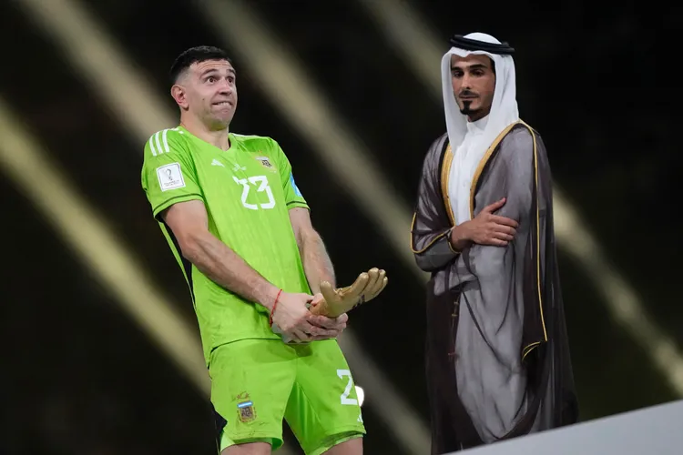 阿根廷門將馬蒂內茲在領取獎盃後，做了這個有點「毋湯」的動作，引來側目。美聯社