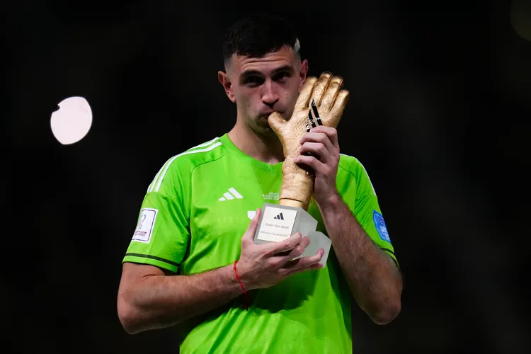 阿根廷門將馬蒂內茲球技好，領取獎盃後，也很有戲。美聯社