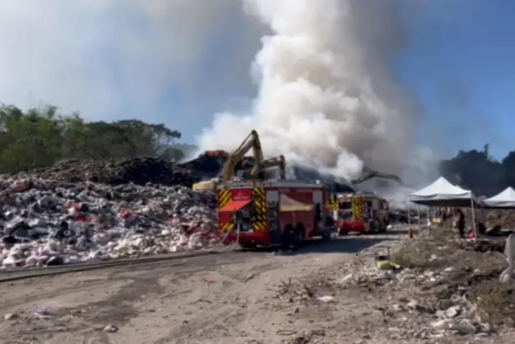 南投縣內各垃圾堆積場，曾出現過火燒垃圾山的情況。民眾提供