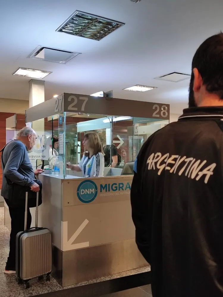 海關也換上阿根廷球衣。翻攝自粉專「岑永康張珮珊窩幸福」