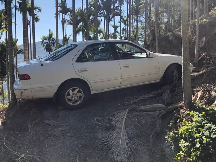 該部轎車卡在彎道處，輪胎因無施力點無法脫困。警方提供