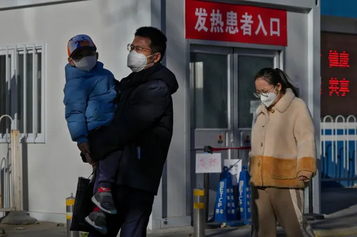 中國疫情嚴峻 專家籲子女返家探親戴N95口罩