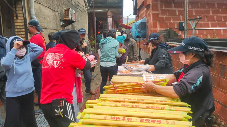 上午9點不到就排隊約800公尺長，歡欣領取到媽祖年曆、月曆。民眾提供