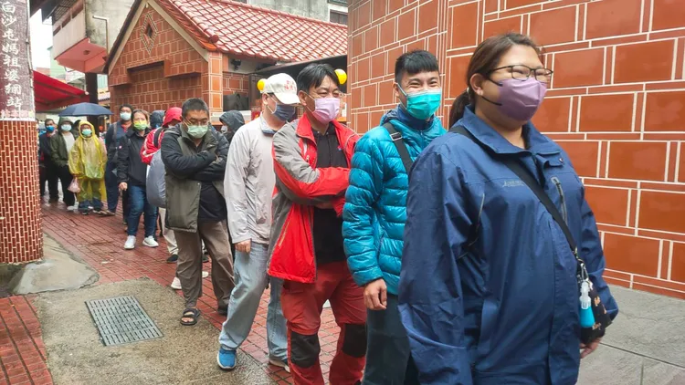 一早就湧入排隊人潮，歡喜跟媽祖結緣。民眾提供