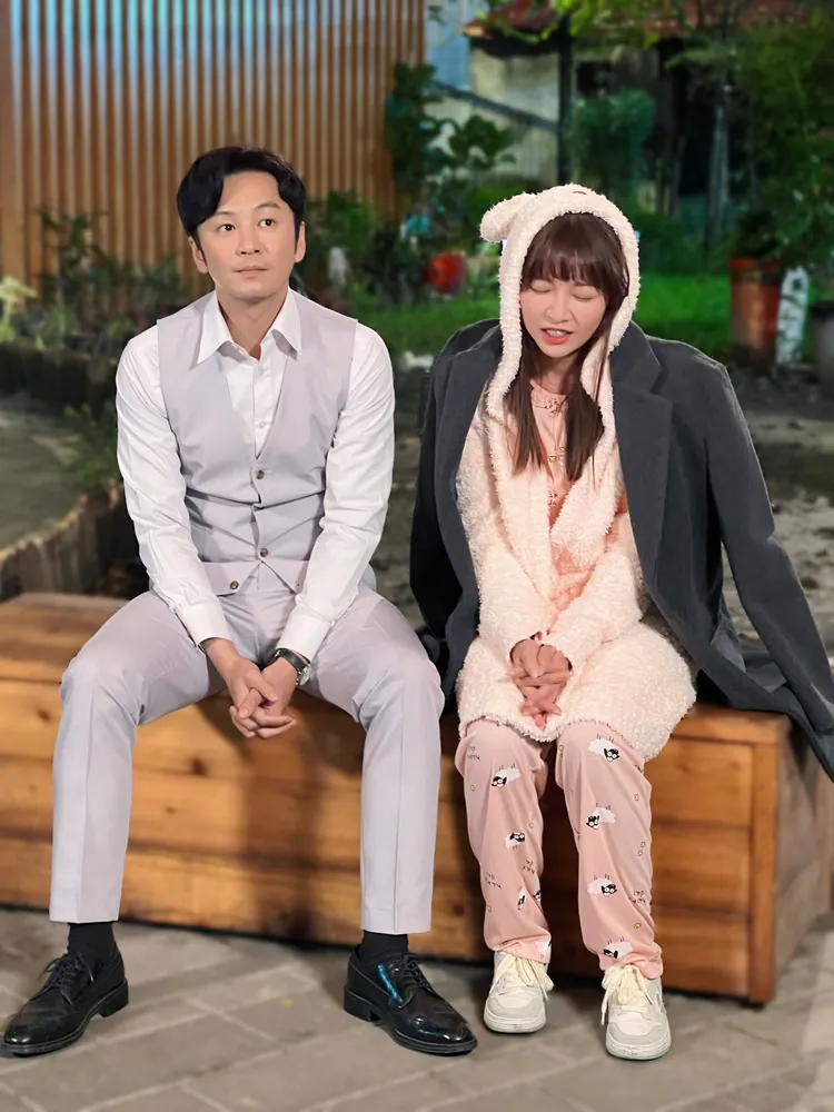 張書偉（左）和謝京穎有曖昧火花。民視提供