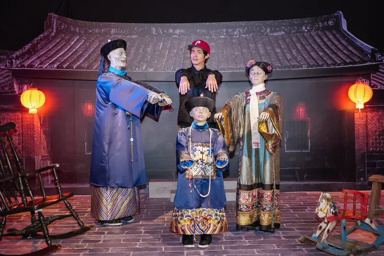 梁正群和現場各種1：1擬真殭屍。寬宏提供