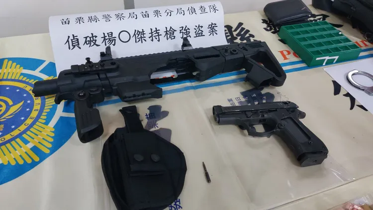 警方查獲犯案的手槍、手銬等證物。楊永盛攝