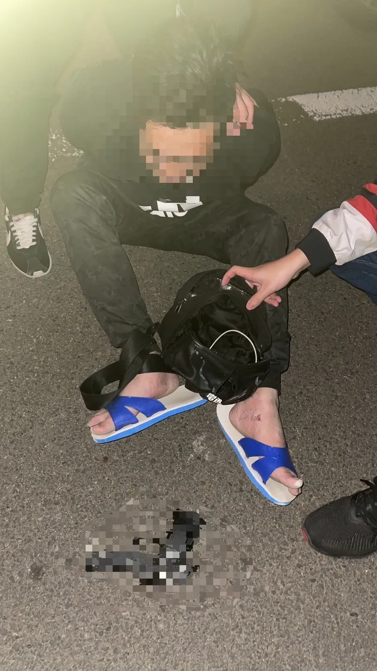 警方今天凌晨在公園逮捕逃亡30小時的楊嫌嫌犯。民眾提供