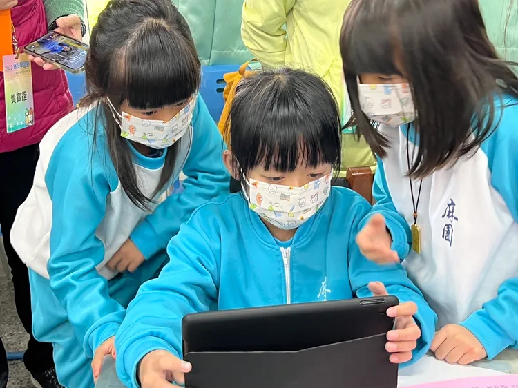 麻園國小在國英數自等領域採用分組合作學習，團隊探究學習，加上數位科技輔助。縣府提供