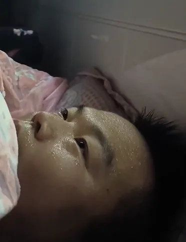 湖北男子高燒到頭冒白煙。翻攝微博