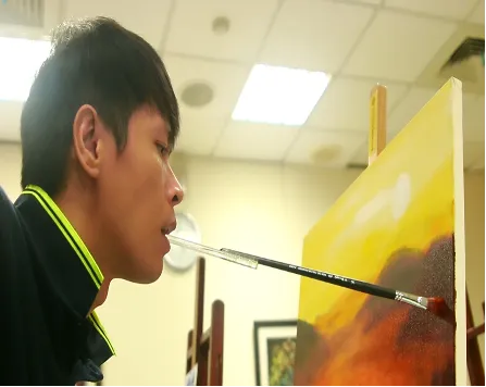 口畫家陳華國。長庚醫院提供