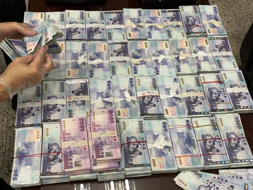 先獲利再血賠！投資交友詐騙吸金上千萬　新竹警逮詐團21人