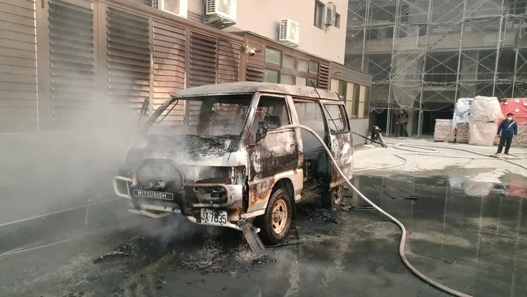 火勢約20分鐘撲滅，但廂型車付之一炬。民眾提供